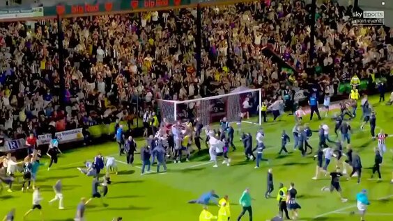 футболист бьет пенальти на глазах у многотысячной толпы фанатов на стадионе