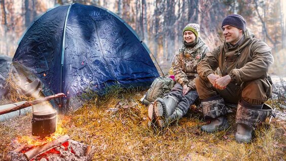 Лесной кемпинг в Холодной палатке с Горячей Девушкой — Видео от Добрые походы. Лесная...