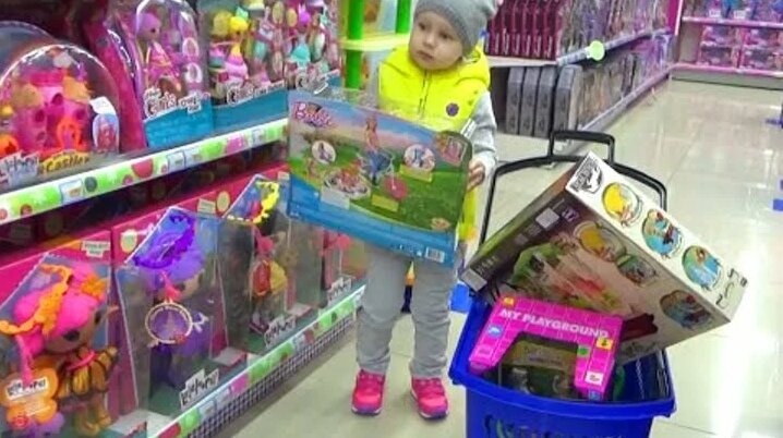 Видео Алиса купила много игрушек Детский шоппинг Alice bought a lot of ...