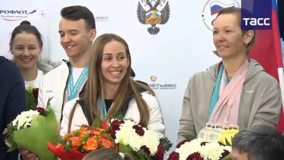 Триумфальное возвращение российских паралимпийцев — Видео от ТАСС