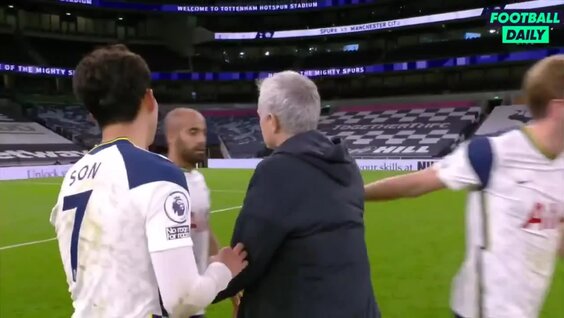 Jose Mourinho embraces his Tottenham players after a win — Видео от Sky Sports Football