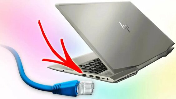 компьютер с сетевыми кабелями