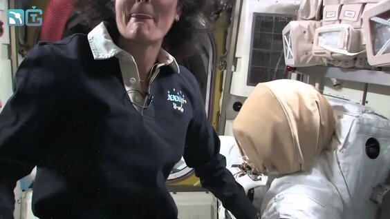 ЭКСКУРСИЯ ПО МКС от астронавта NASA (русский перевод) — Видео от Видеобуфер [soc_moc]