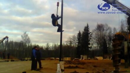 Установка винтовых свай для кроличьей фермы.