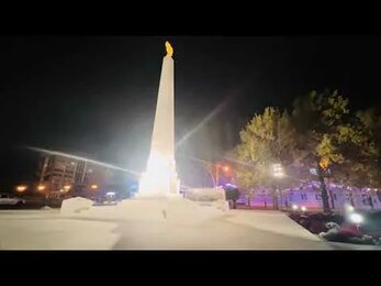 Пешком по Площади Победы у стелы Воинской славы вечером, в Мелитополе 2023
