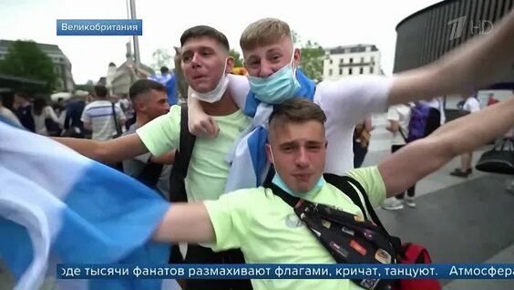 В Лондоне игроки и болельщики готовятся к матчу сборных по футболу между Англией и Шотландией — Виде...