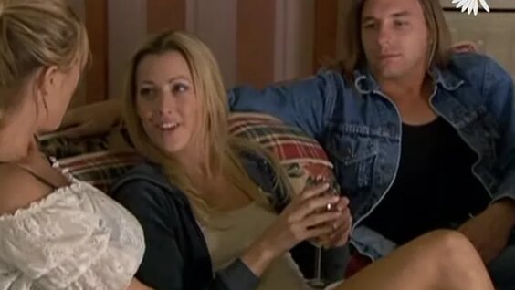 Ол бір қызды камераға түсіріп, жұлқылайды