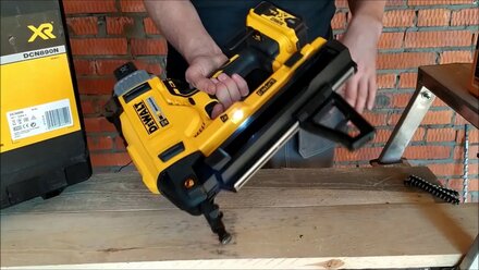 Монтажный пистолет по бетону Dewalt DCN890 (DCN 890)