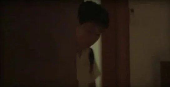 трусики жоқ футболкадағы әйел