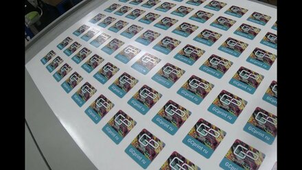 Резка стикеров на плоттере в типографии GCprint.ru. Смотрите с субтитрами