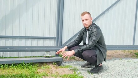 Забор из евроштакетника и профнастила на фундаменте из винтовых свай. Механизм откатных ворот