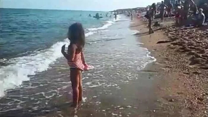 Видео Лето.Чёрное море.Дети отдыхают на пляже. Children rest on the ...