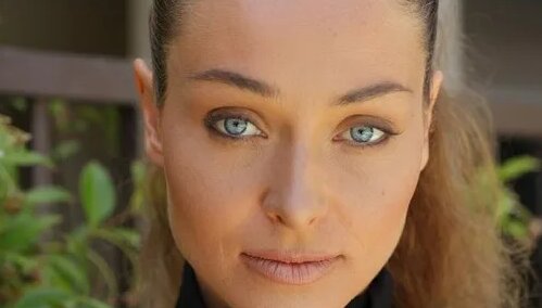 Көйлек фотосының астындағы жалаңаш киска