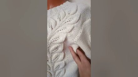 Белый свитер с листьями связала на заказ из мериносовой шерсти