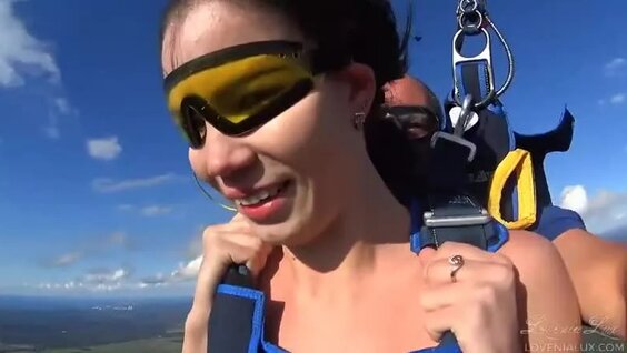 Нағыз порно кастинг кезінде дөрекі секс кезінде қатты айғайлайды