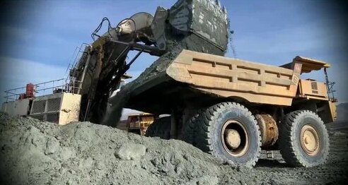 Автоинструкция | Огромный экскаватор Terex Rh170 с лопатой, загружающий ...