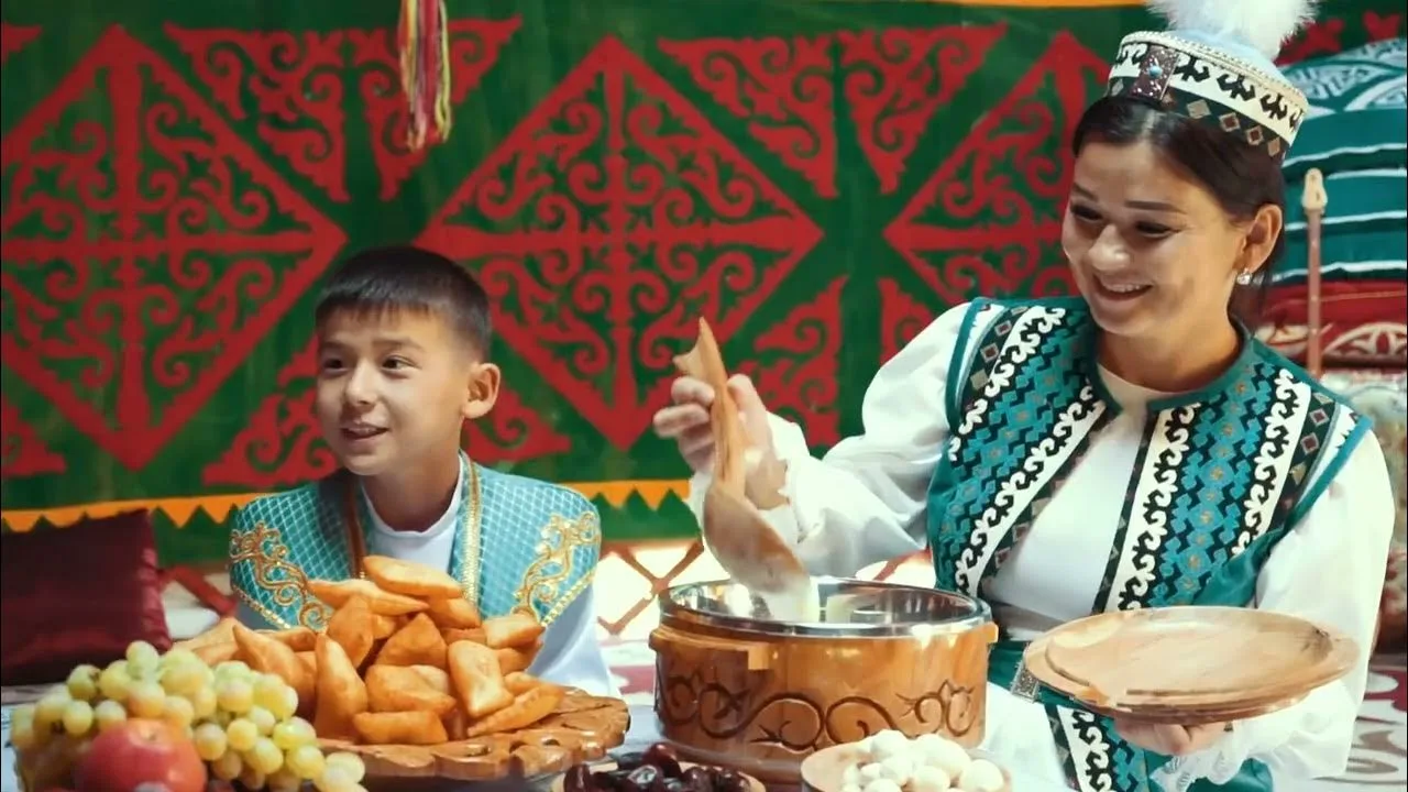 Қыздар мен ұлдар көшеде зәр шығаруда