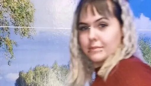 Yayında Soyunan Ünlü Kız İfşa (18+)