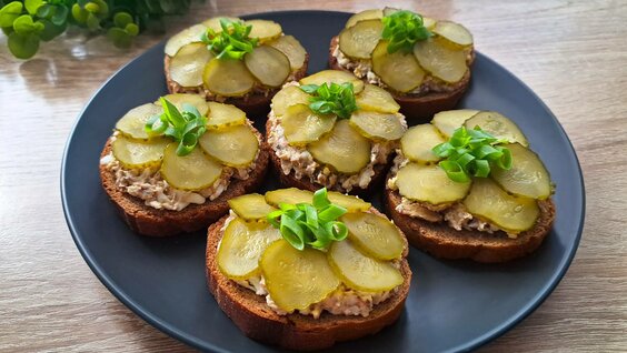 вкусные бутерброды с начинкой на тарелке