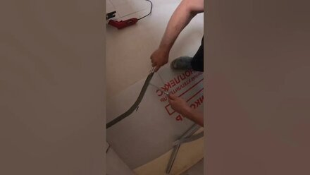 Делаю пазы в пенопласте для труб отопления термоножом