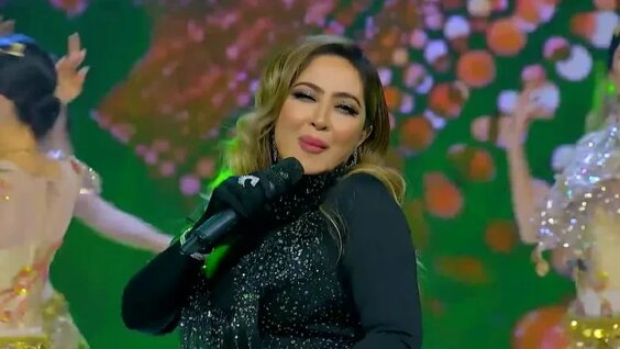 Katta eshakli ayol stulda sikiladi