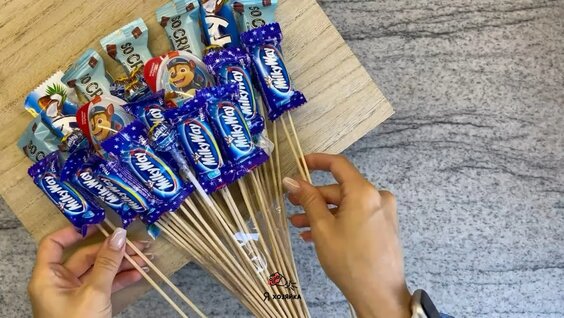 Букет из конфет за 15 минут. DIY. Букет из конфет для новичков. — Видео о...