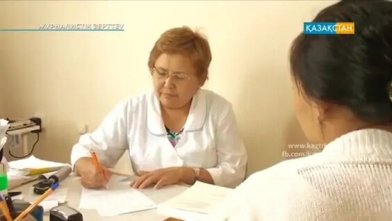 Жағажайдағы жалаңаш, үлкен кеуделі әйелдердің видеосы