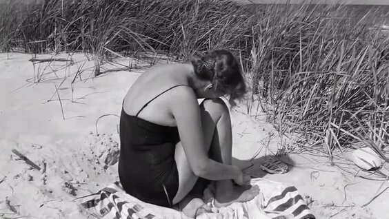 Hashamatli Brandi Love mashq qilayotganda basseyn boyida dam oladi