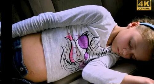 Yosh ayol videoda hammaning ko‘z o‘ngida yechindi.