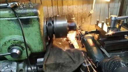 Резка колец из подшипника болгаркой на токарном станке