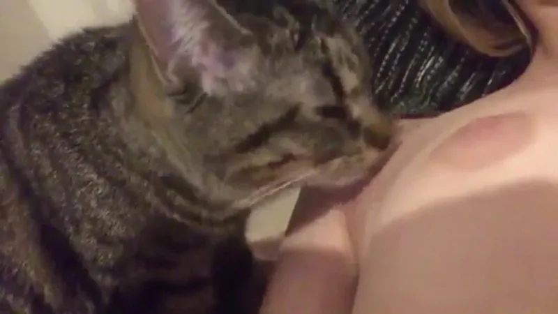 Бір жігіттің жұлқынып жатқанын байқаусызда видеоға түсіріп алған