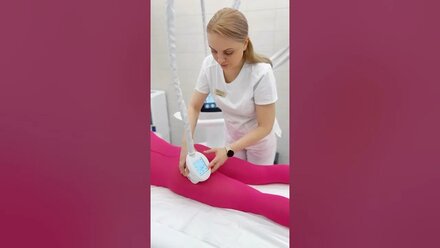 Аппаратный массаж Icoone Laser оказывает лимфодренажный эффект и делает кожу более упругой.