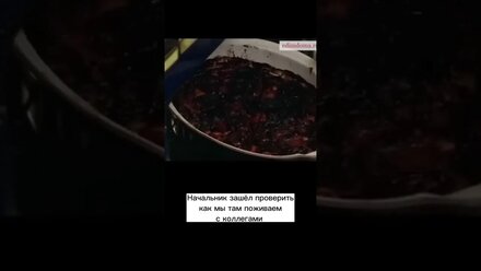 Начальник зашел проверить сотрудников