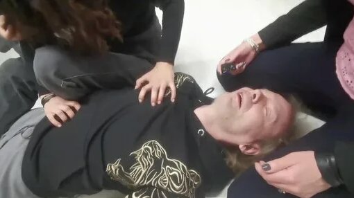 Эротикалық іш киімдегі үлкен бюсттері бар қисық әйелдердің бейнелері