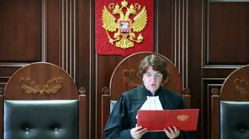 судья выносит решение в зале суда