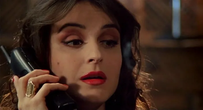 Полиция қызметкерлері балапанды сиқырлайды