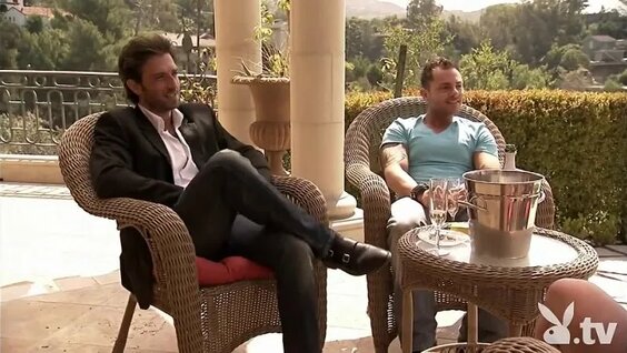 Bir yigit toplarini kaltakladi (video)