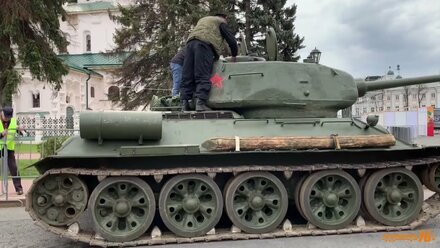 Перевозка легендарного танка Т-34 тралом