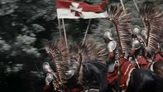 Сүйкімді, қисық сәби қызық стриптизді орындайды.