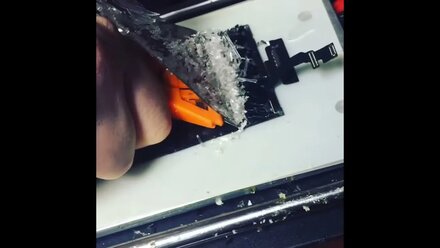 Срезаем поляризационный слой дисплея iPhone 6