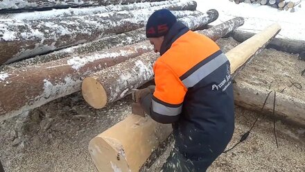 Обработка бревна рубанком для изготовления сруба дома