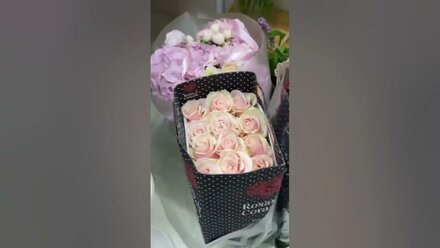 Сирень, лилии, пионы, маттиола и, конечно, розы… #цветымосква #цветы #интернетмагазинцветов #кошка