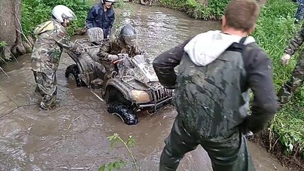 Выбираемся из грязи на квадроцикле. Квадро Енино