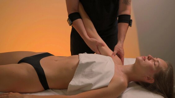 Кеудемді әйел массаж жасайды