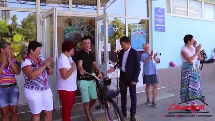 Вручение подарка заслуженному тренеру по плаванию от компании "Стандарт"