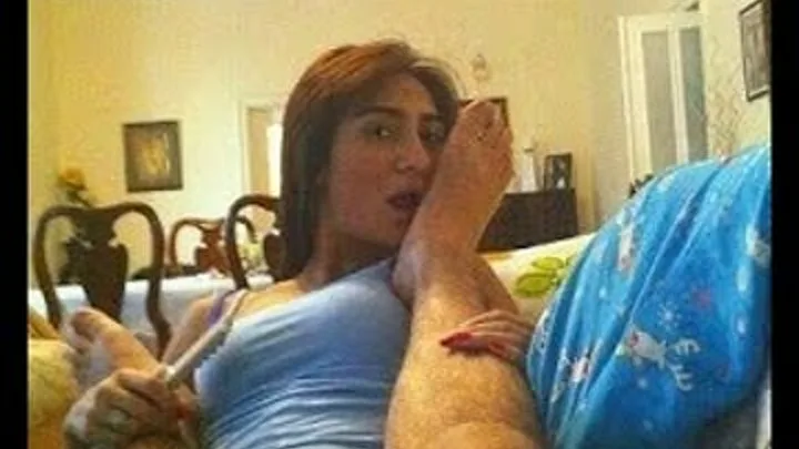 Qiz siyib turgan jinsiy olatni ushlab turibdi