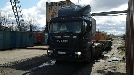 Погрузка контейнера 40 футов на контейнеровоз в СПб