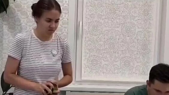 Qiz yigitni kamar bilan jazolaydi