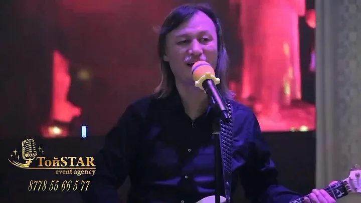 Ол ұйықтап жатқанда, ол оның видеосын жалап алды