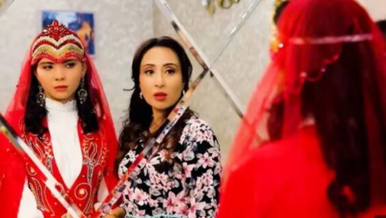 Semirib ketayotgan semiz odamlarning yaqindan surati